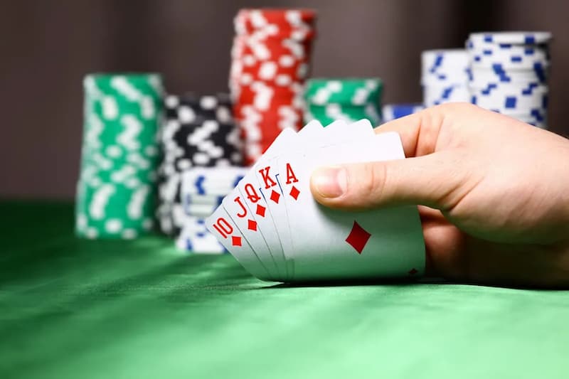 Người chơi mới cần hiểu rõ tay bài thùng phá sảnh poker là gì?
